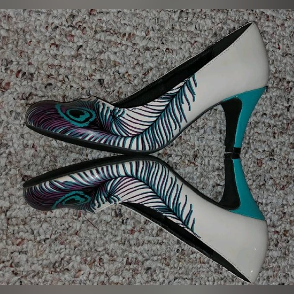 T.U.K Peacock Feather pumps - Picture 2 of 9